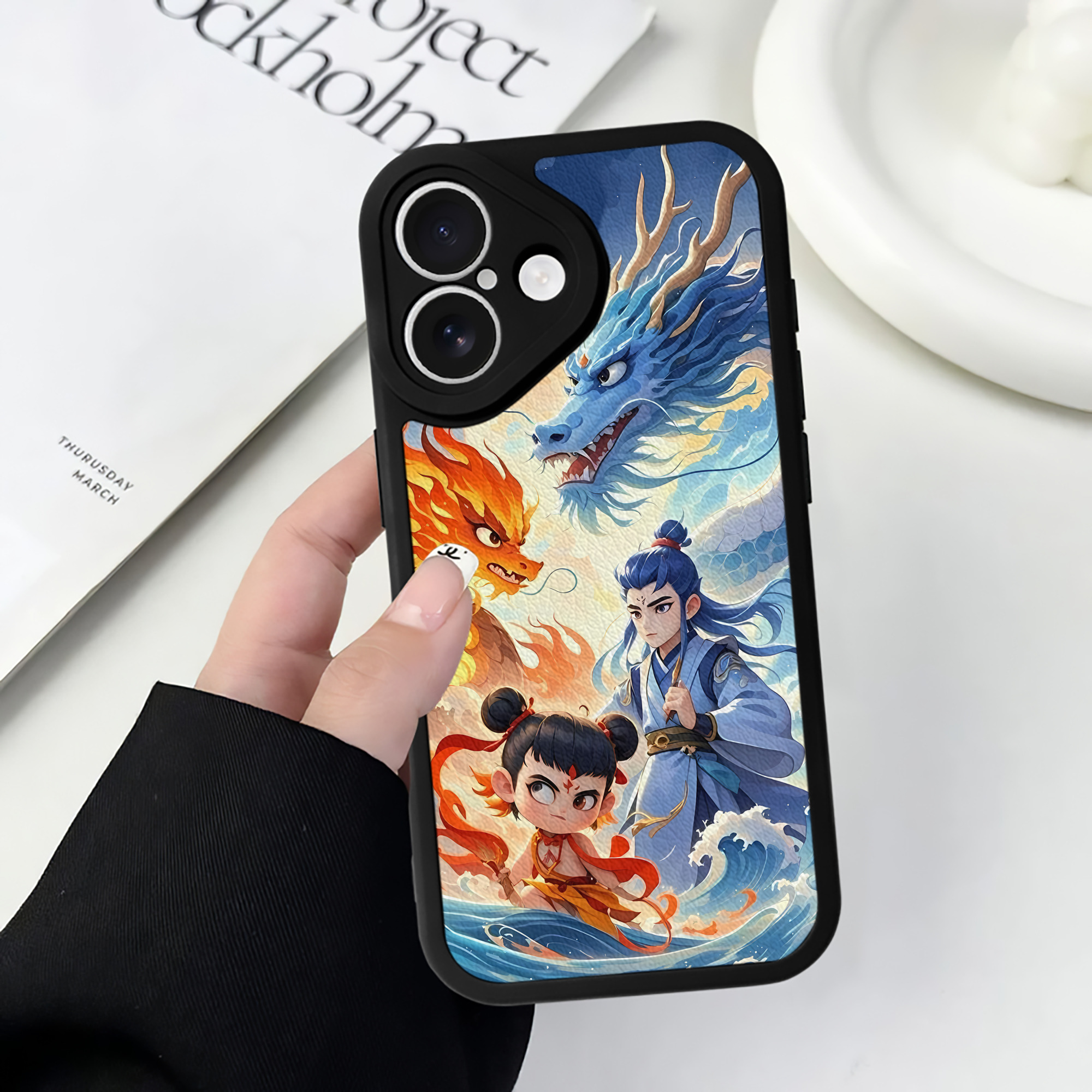 （画像用） Ne Zha 2 ナタ 魔童の大暴れ 【iPhone 16シリーズ対応】シリコンスマホケース（レザー調） 材質：シリコン